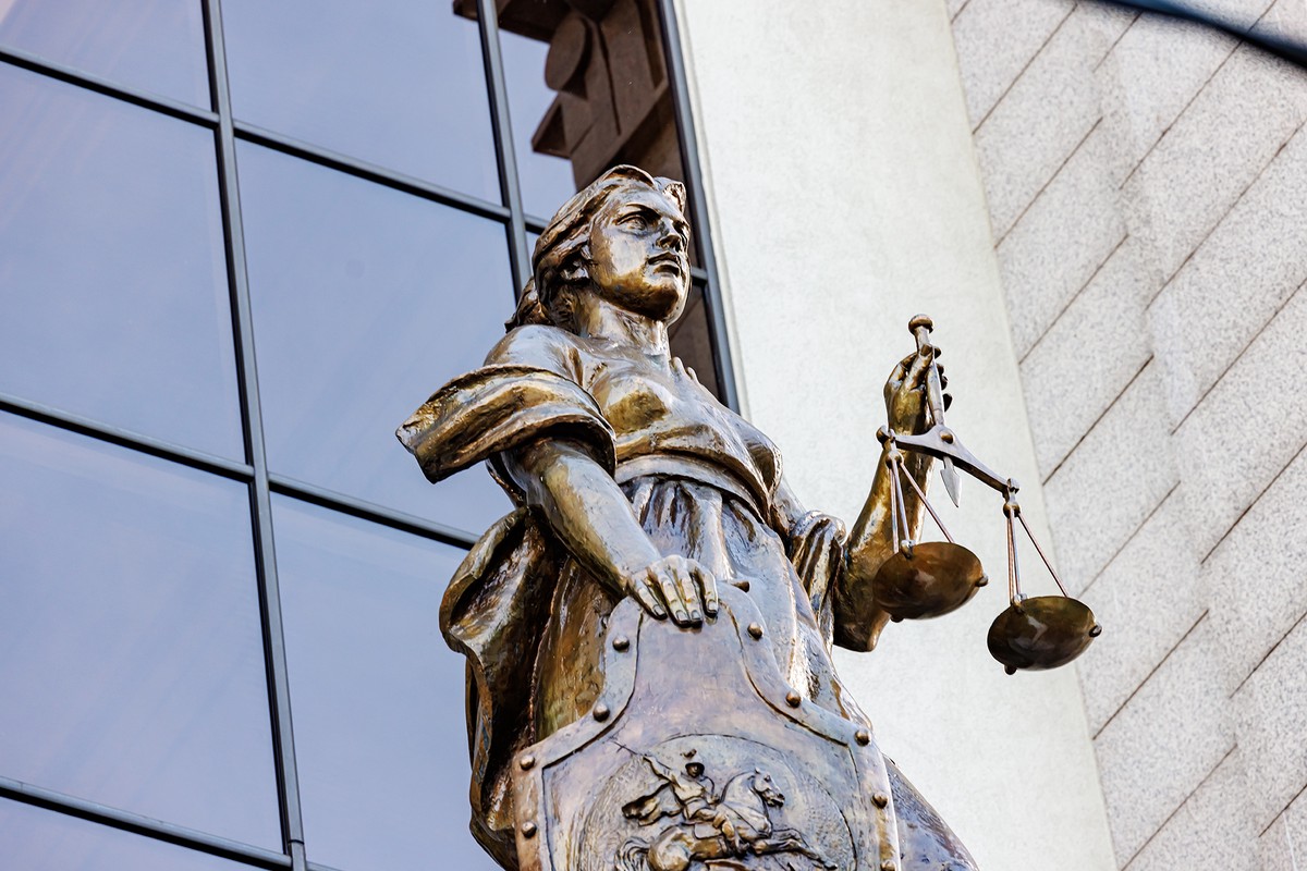 Суд приговорил срочника к семи годам заключения за поджог военкомата во Владивостоке