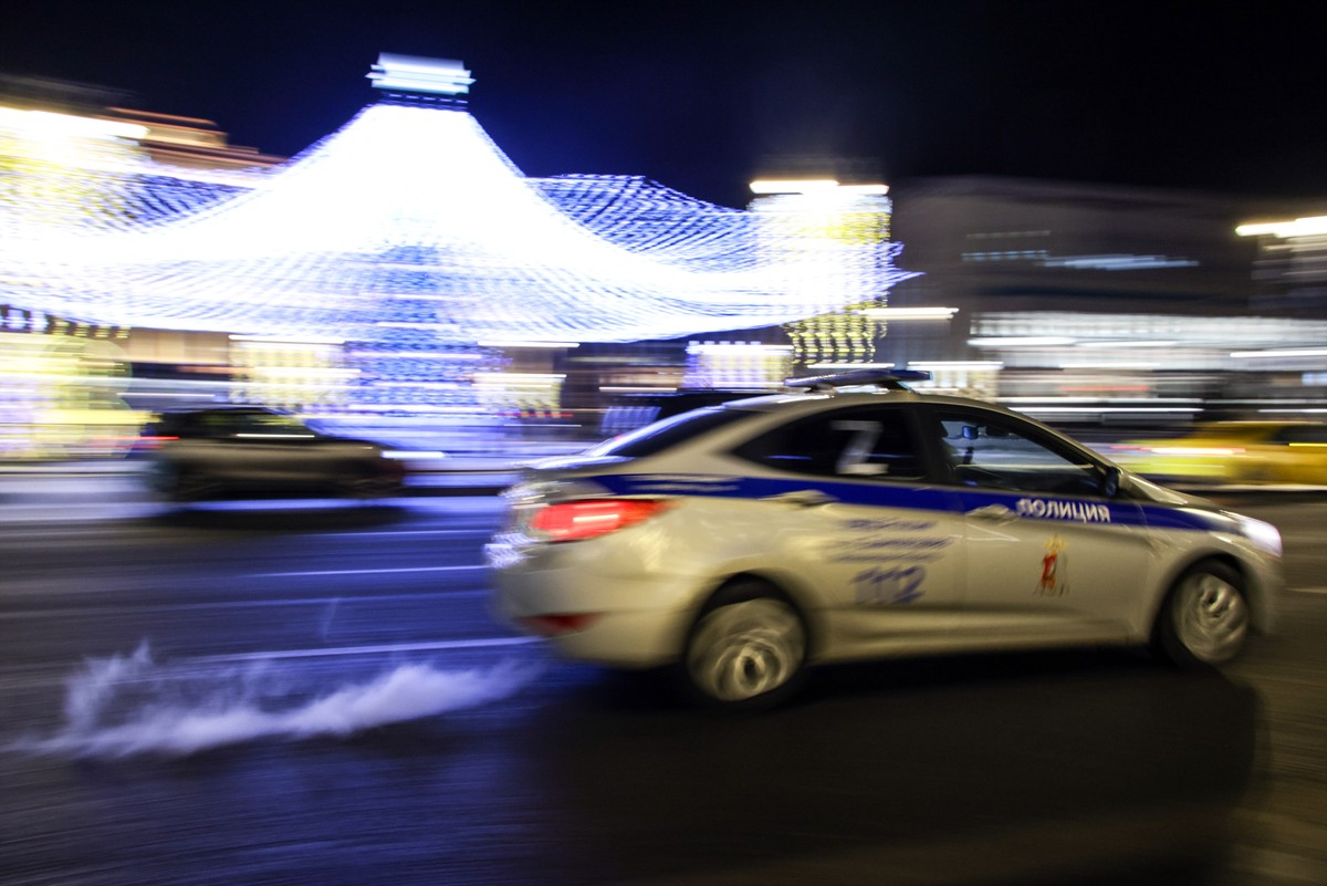 Автомобиль врезался в стену дома в Выборгском районе Петербурга