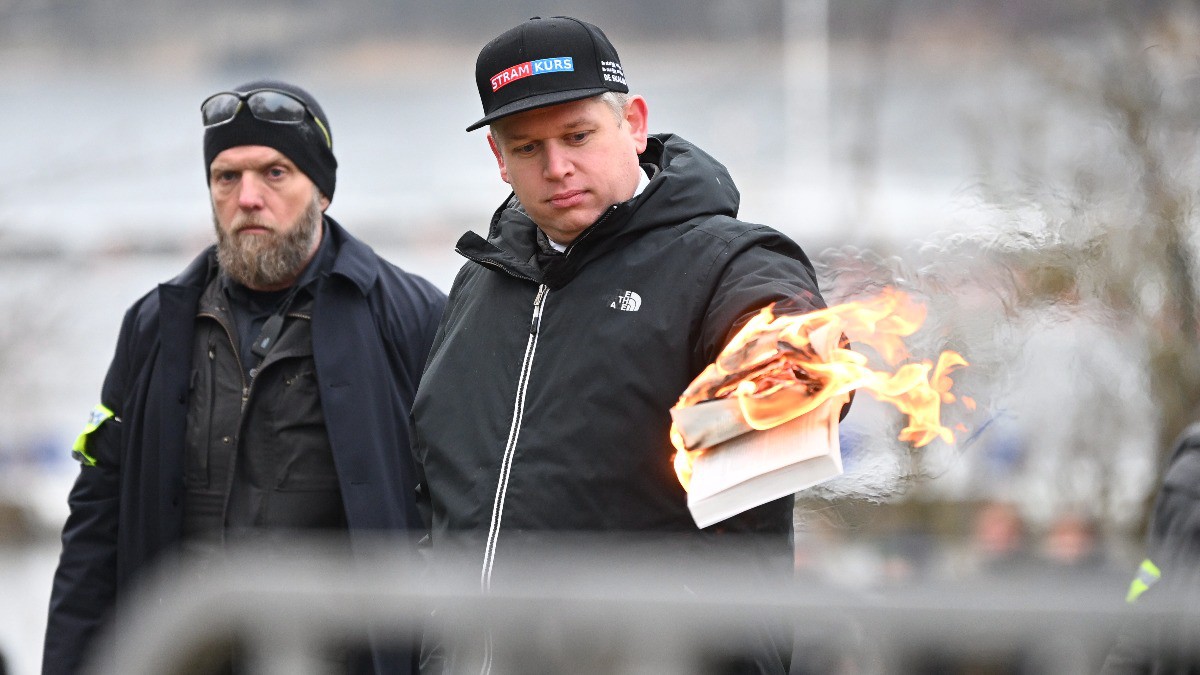 Премьер-министр Швеции назвал сжигание Корана у посольства Турции актом неуважения