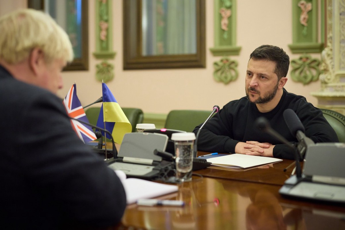 Медведев: Борис Джонсон повлиял на позицию Украины на переговорах