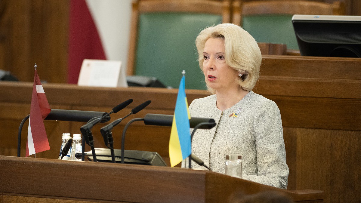 Министр обороны Латвии заявил о том, что страна не видит военных угроз, но закупки вооружения продолжит