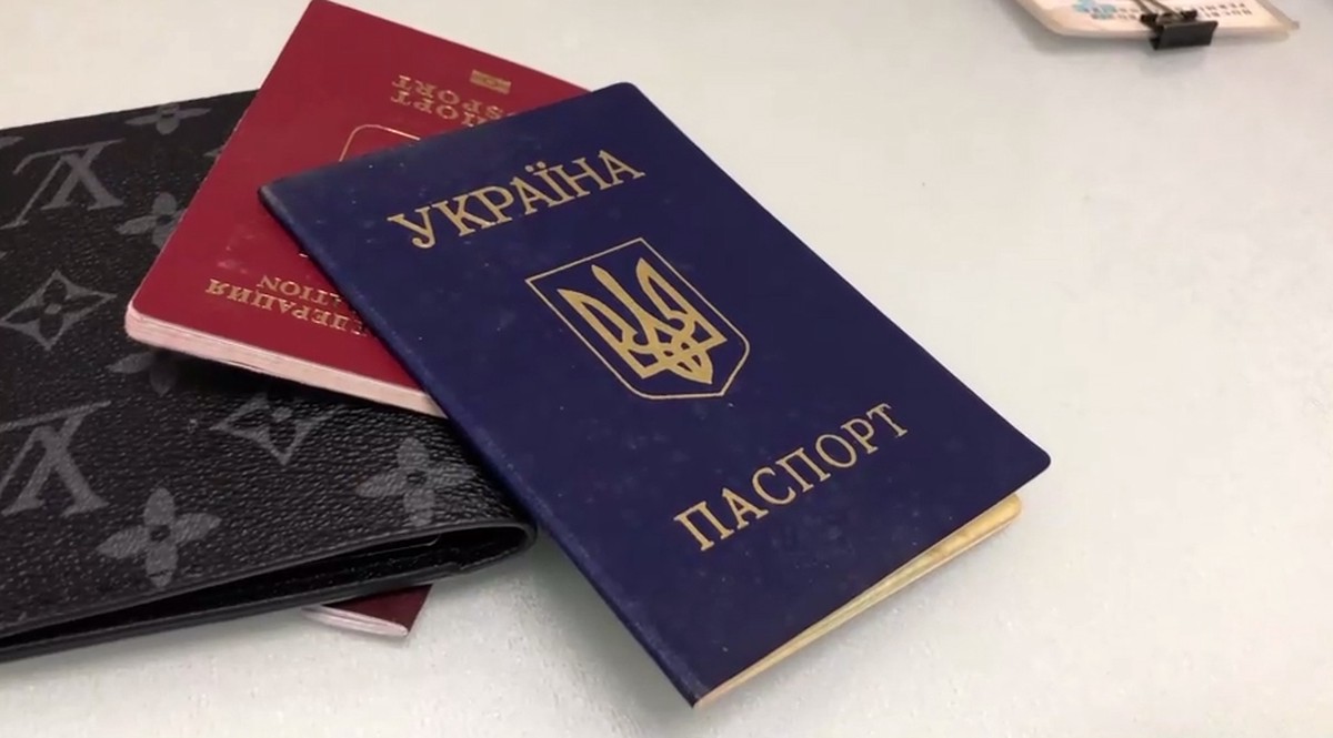 Госдума приняла закон об изъятии загранпаспортов у россиян
