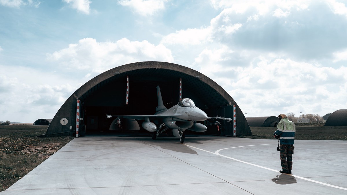War Zone: США отдают Украине списанные F-16 со свалки авиационной техники
