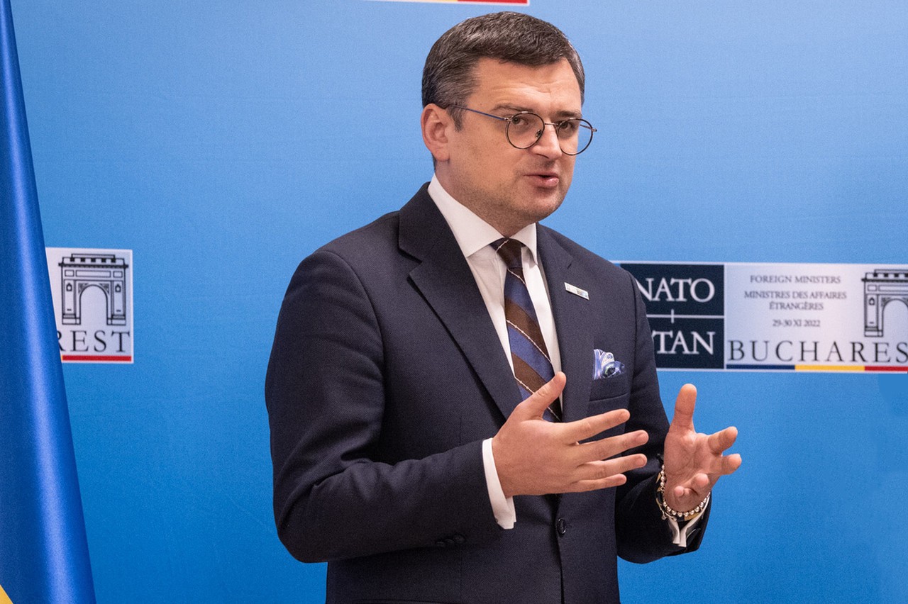 Кулеба заявил, что контрнаступление украинских сил не следует воспринимать как последнюю битву