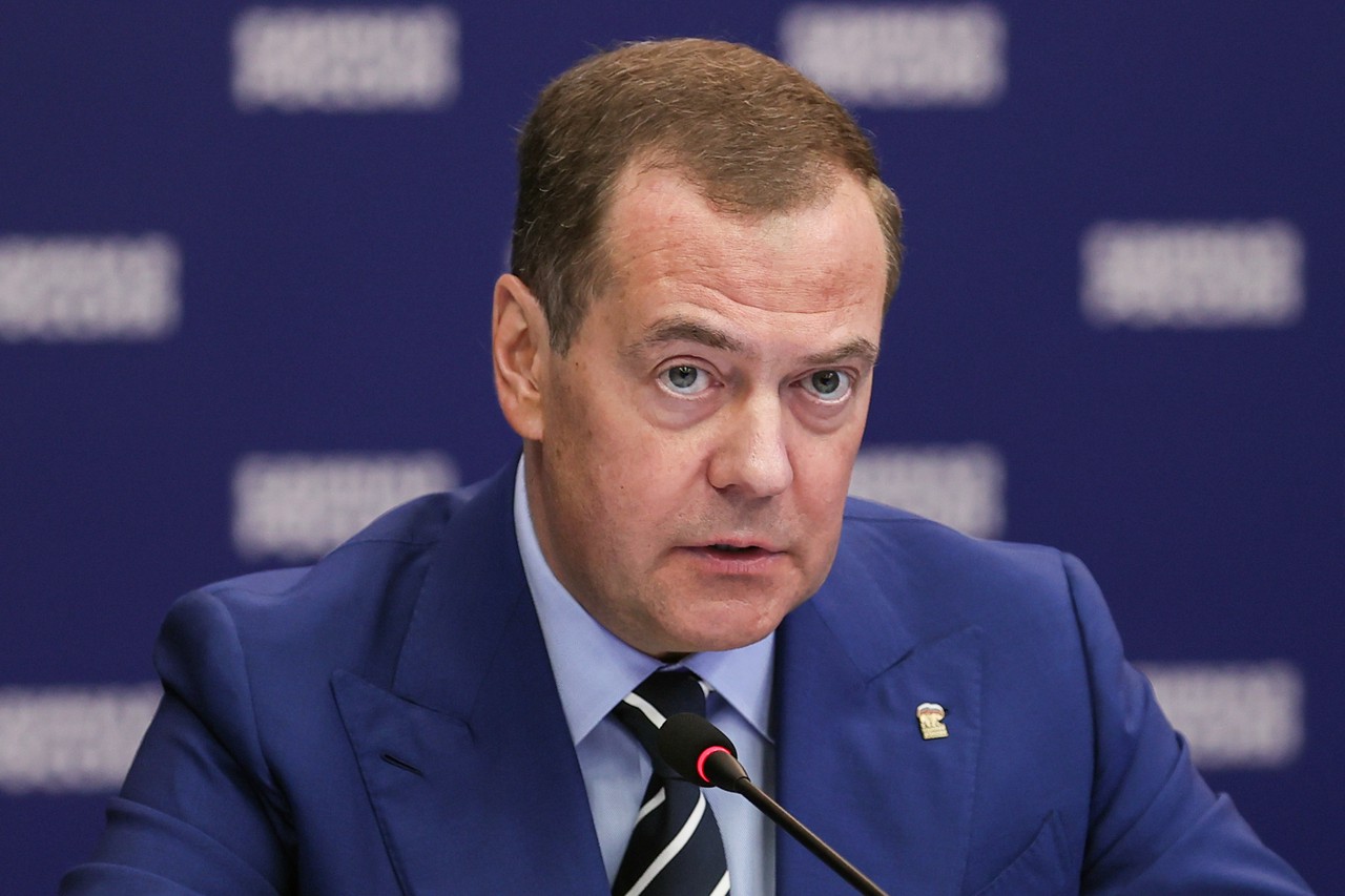 Медведев призвал «расчехлить» аналогичные кассетным боеприпасы РФ для ответа на обстрел Токмака