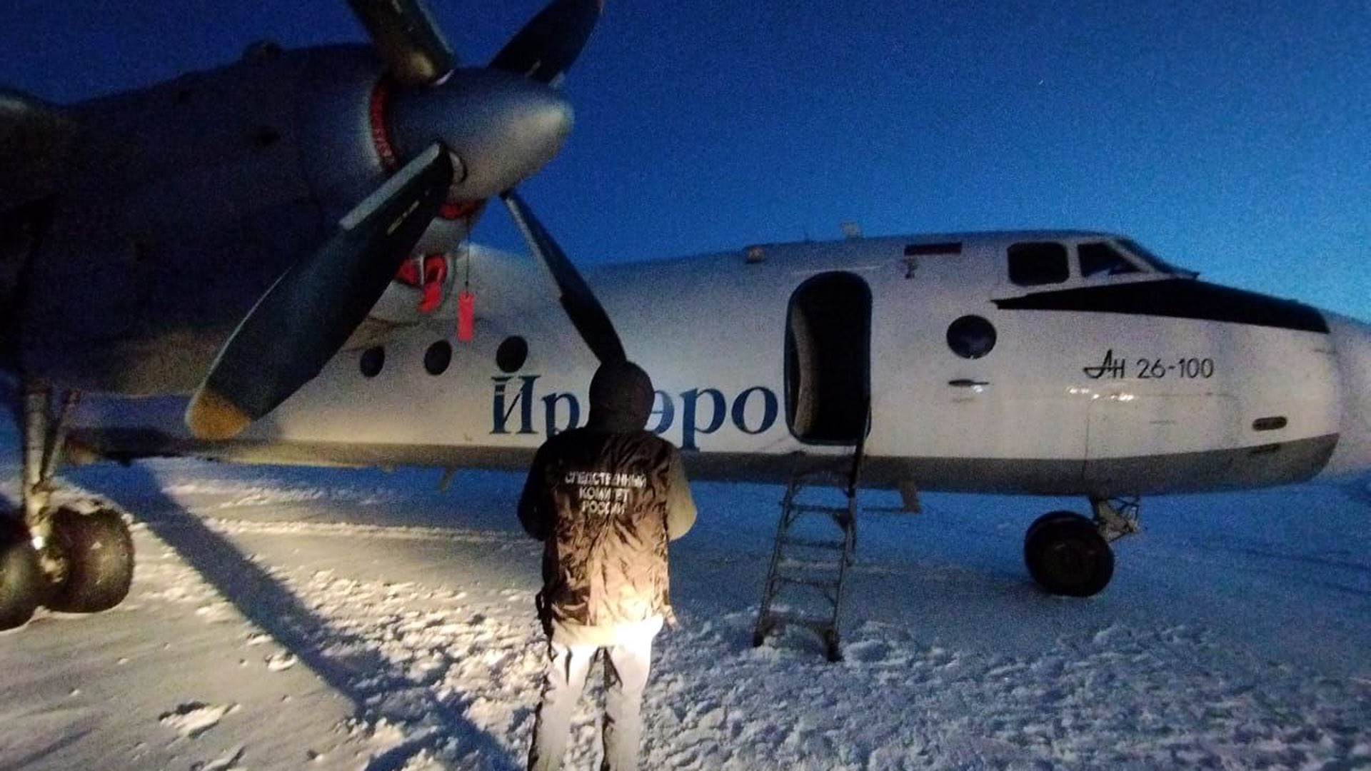 Пассажир чуть не выпал из самолёта до Магадана из-за открытия двери во время полёта