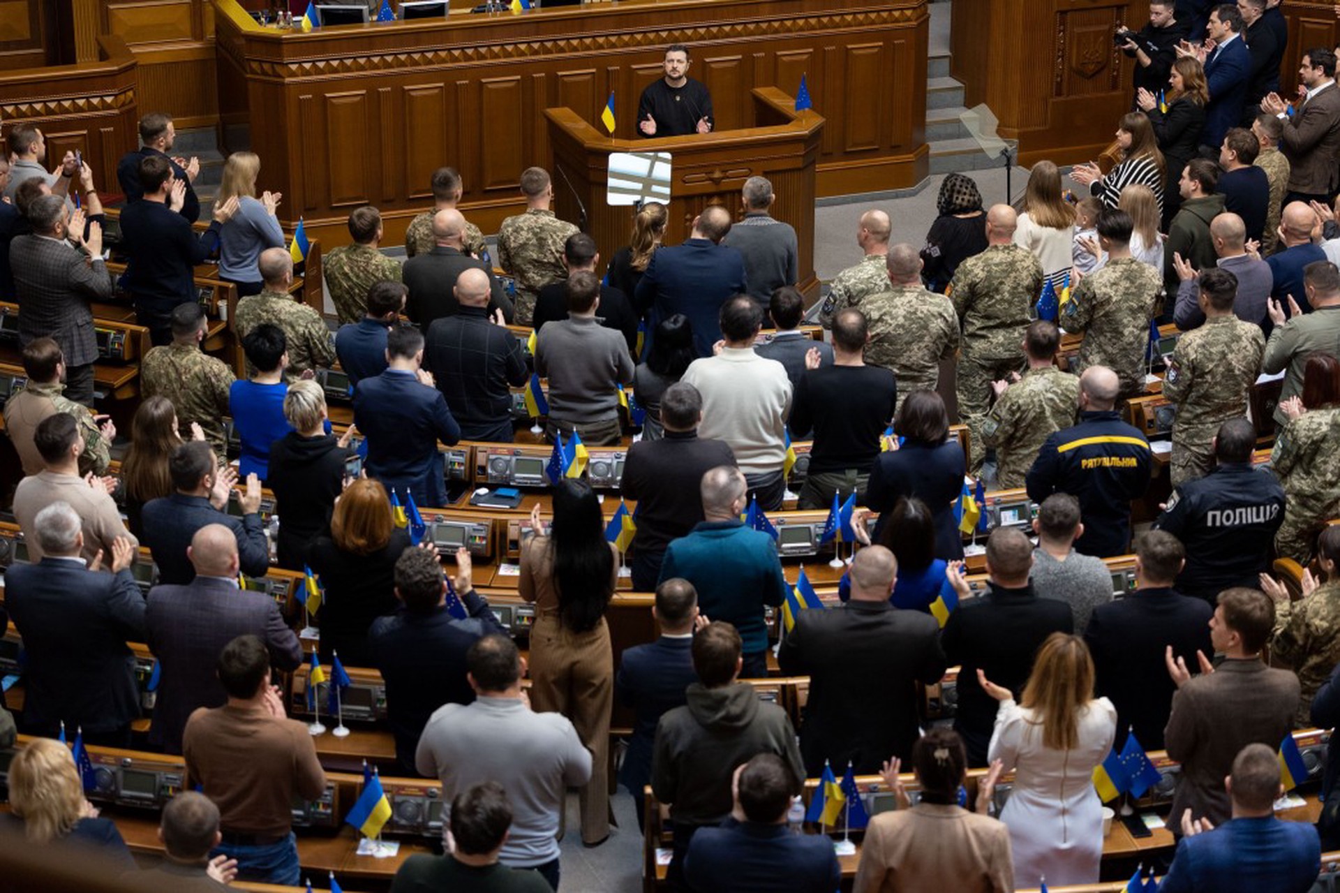 Политолог: чиновники на Украине могут начать саботаж в случае задержки зарплат