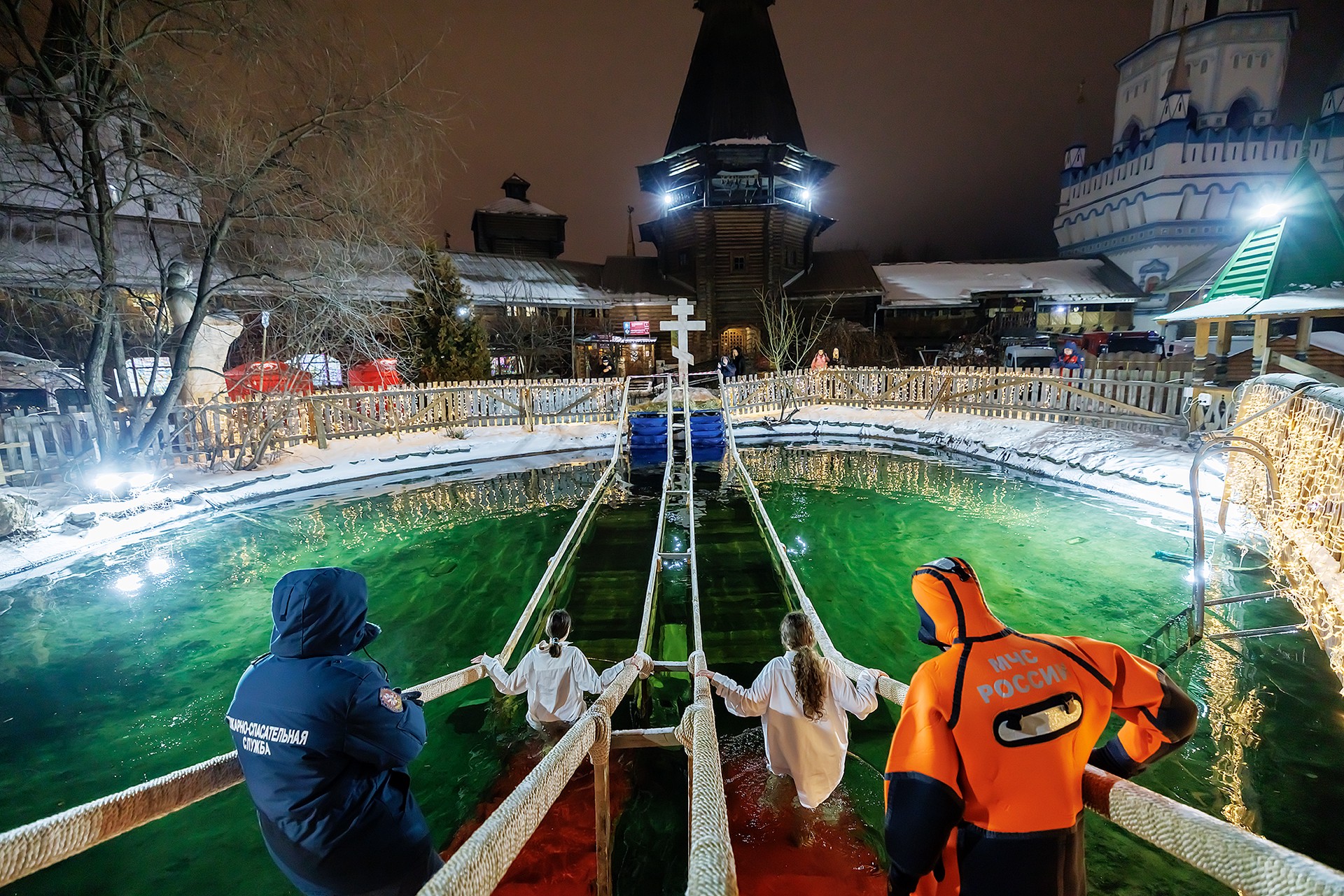 Россиянам рассказали, как безопасно окунаться в прорубь при болезнях