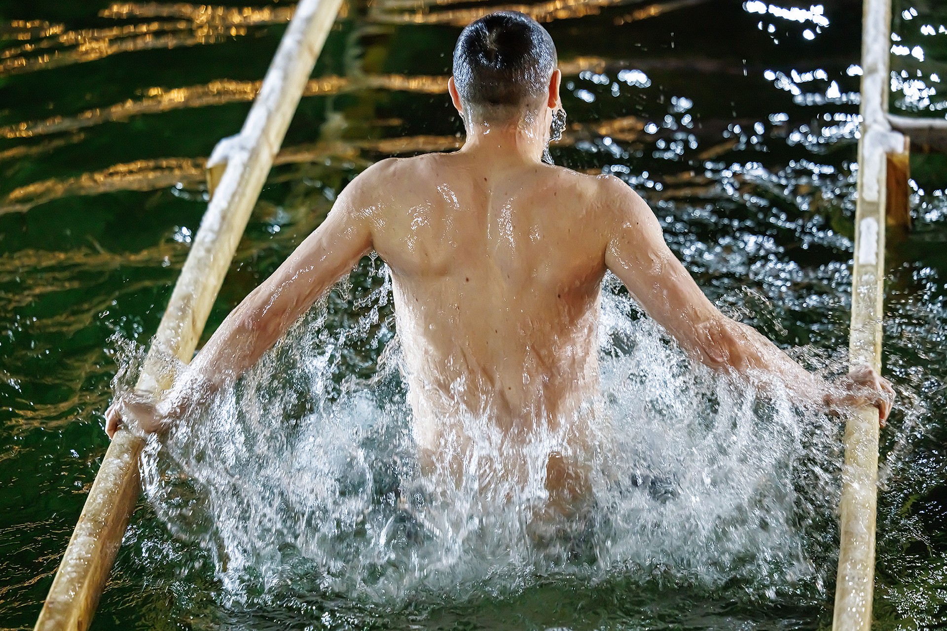 Как безопасно окунаться в прорубь на Крещение, рассказал медик