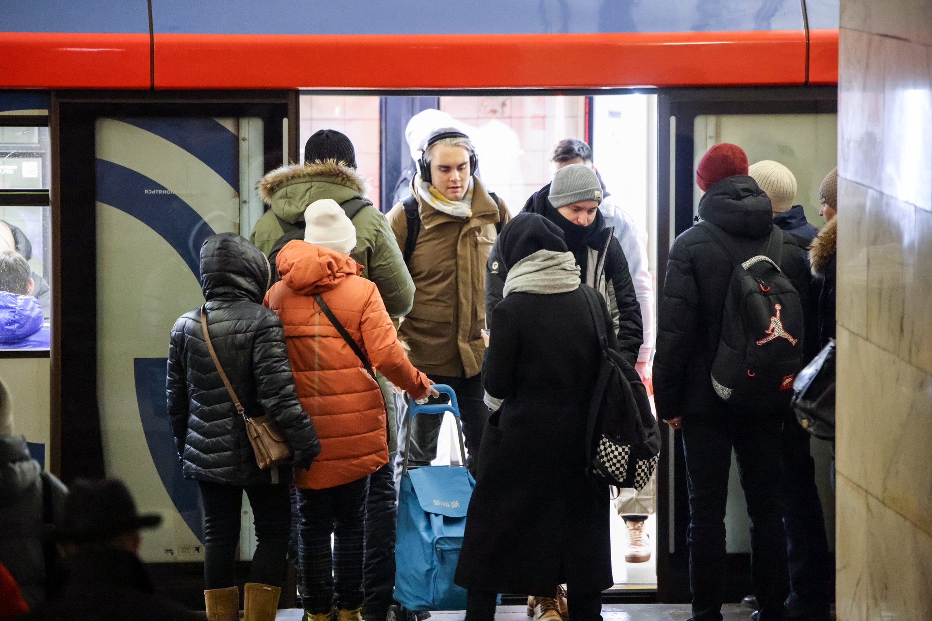 Юрист напомнил о риске штрафа за провоз еды и напитков в метро