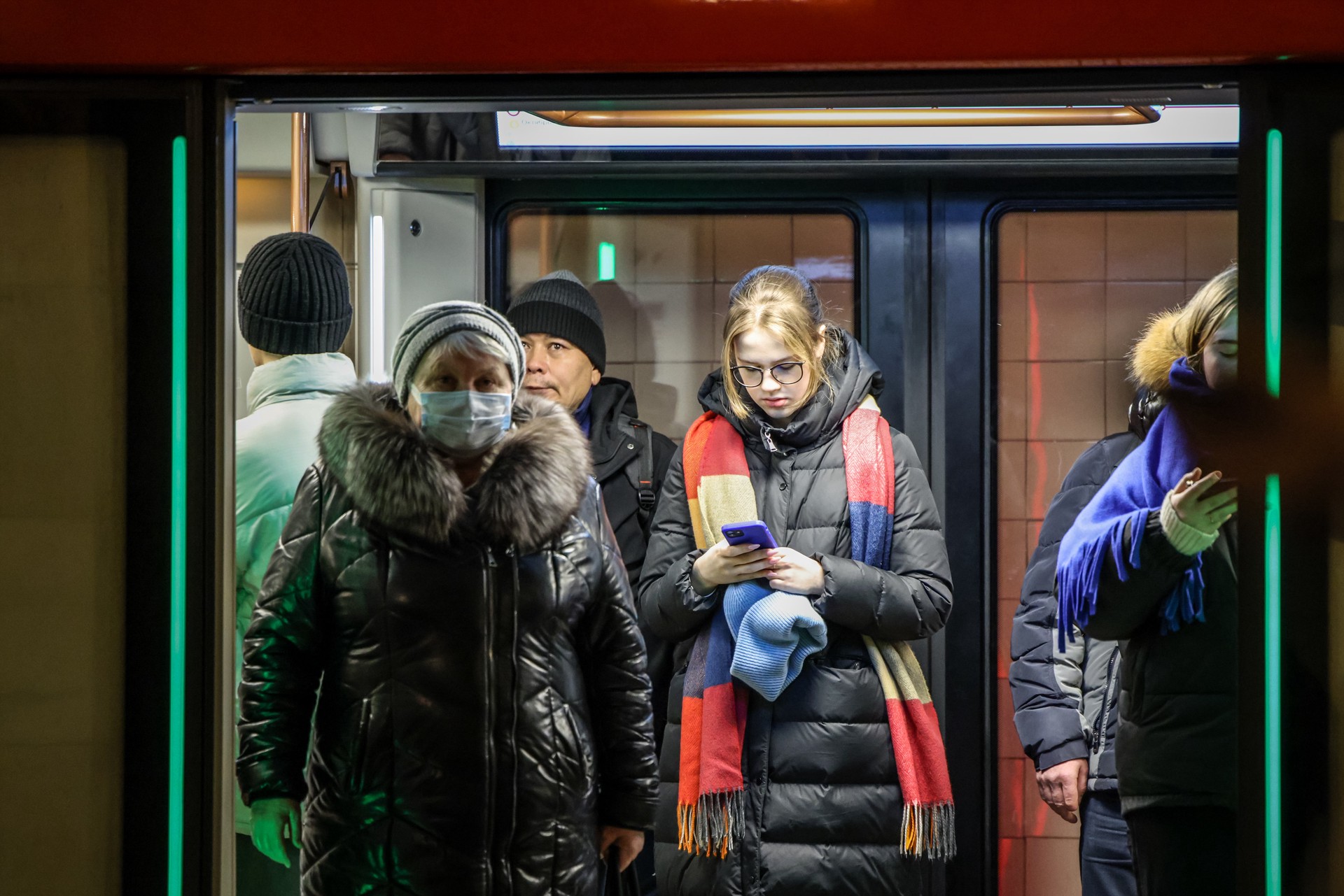 Роспотребнадзор призвал москвичей носить маски в общественных местах для защиты от вирусов