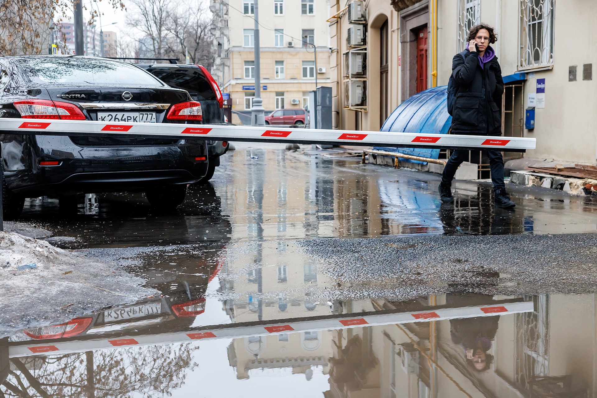 Эксперт рассказал, как наказать соседей за бойкотирование правил парковки во дворах со шлагбаумом