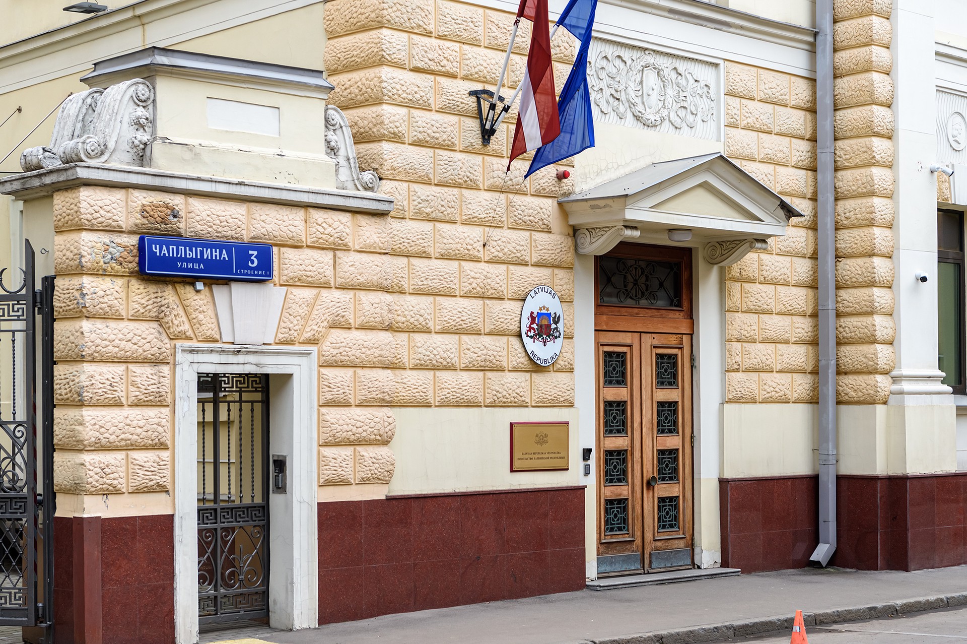 Мемориала закат: почему латыши взвыли после демонтажа таблички в Томске