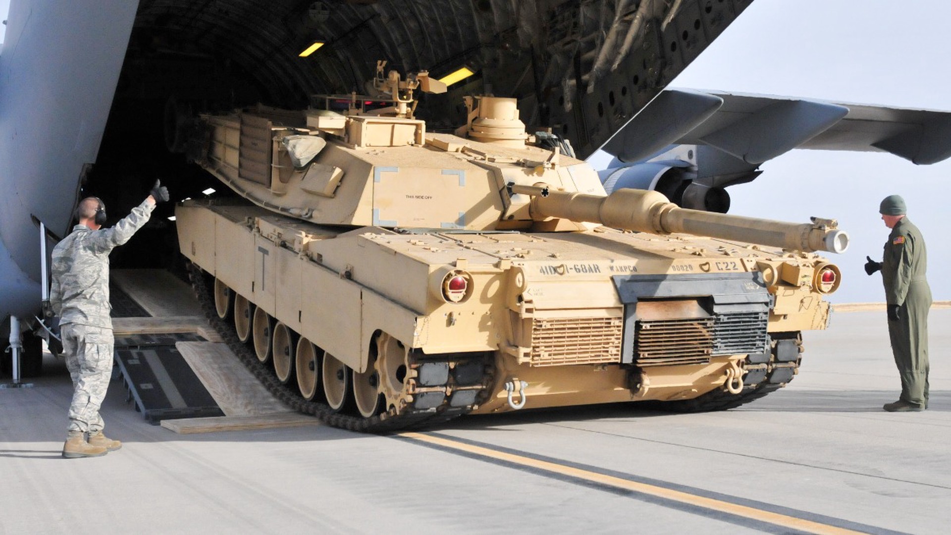 США направили танки Abrams и другую бронетехнику на базу НАТО в Польше