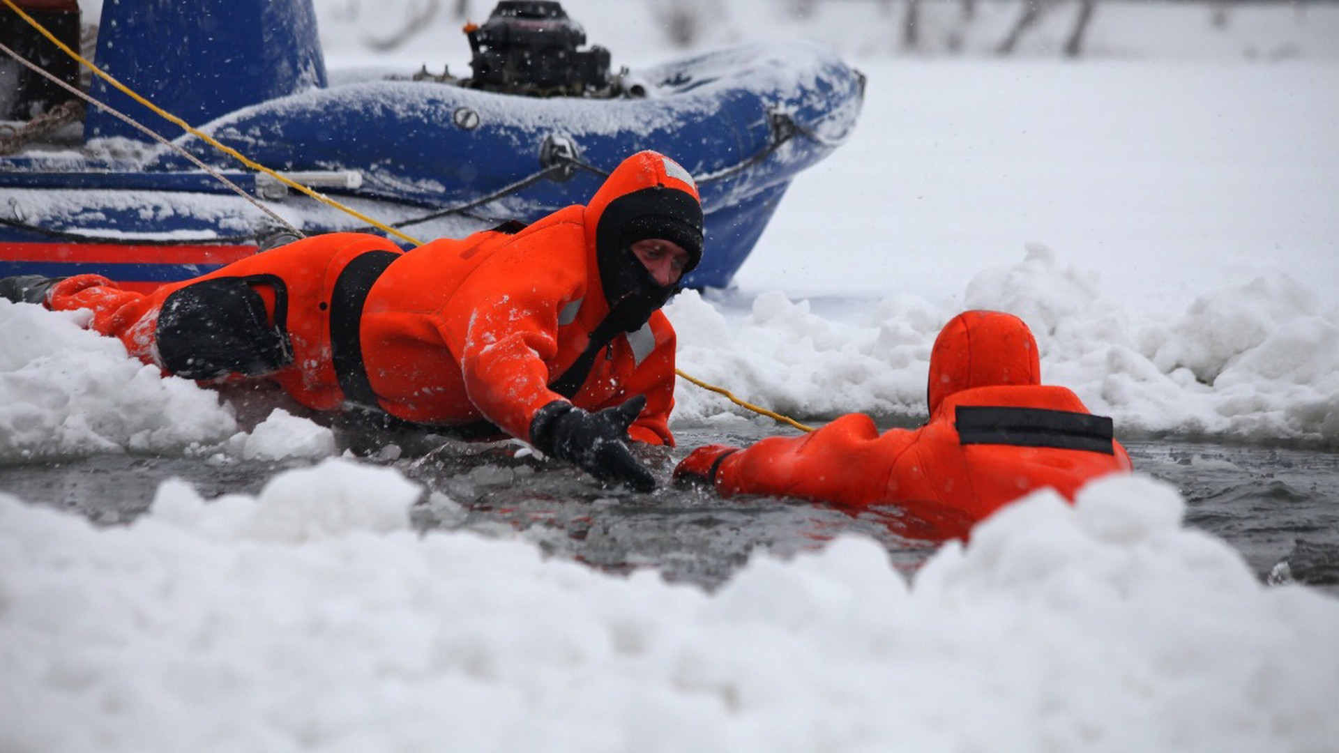 Спасатель рассказал, чего ни в коем случае нельзя делать, если вы провалились под лед 