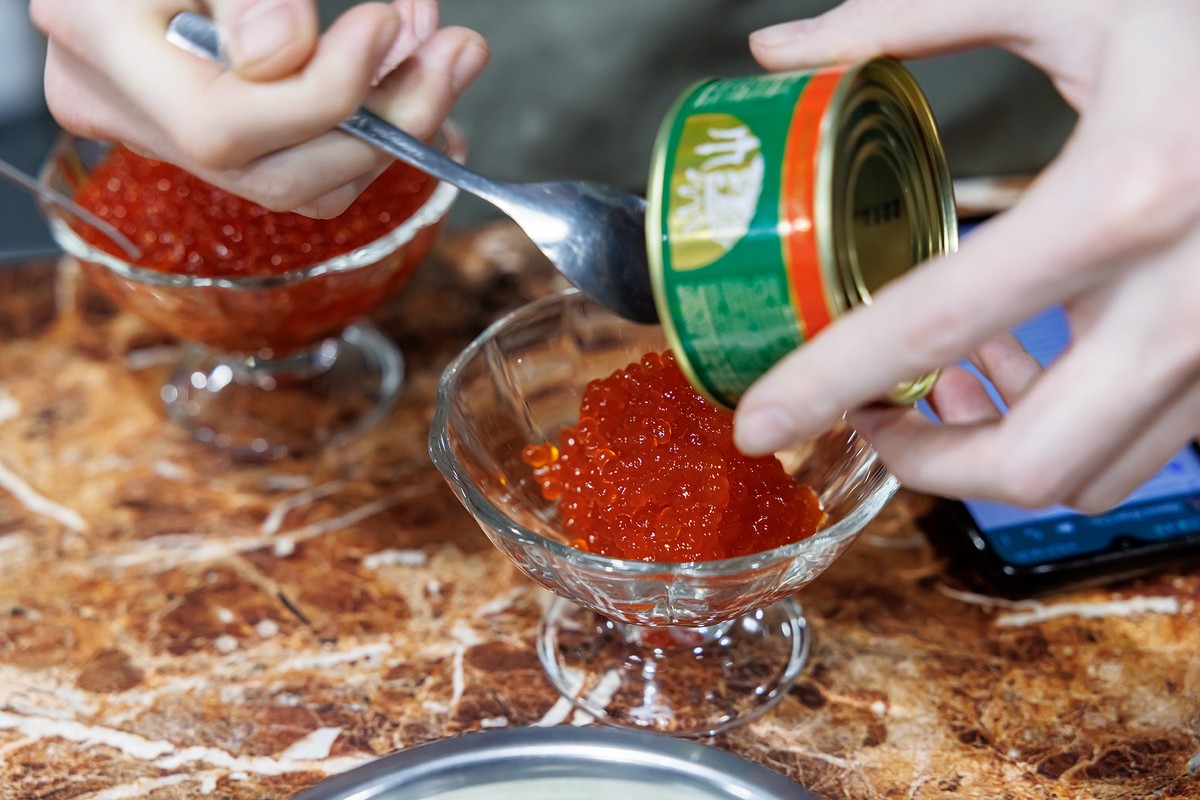 Как выбрать вкусную и безопасную красную икру: советы Роспотребнадзора