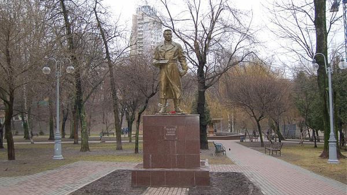 В Киеве решили уничтожить памятник советскому лётчику Валерию Чкалову