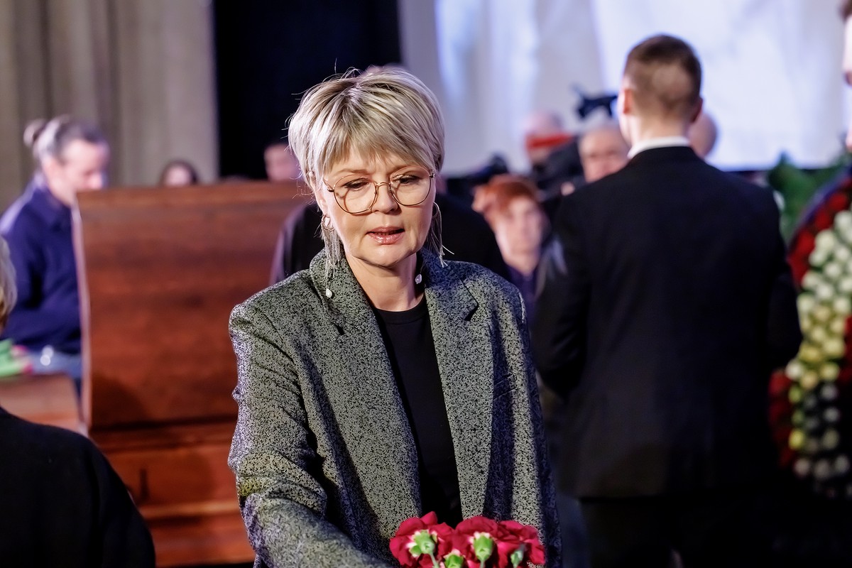 «Мамы больше нет»: Меньшова дала первый комментарий после смерти Алентовой