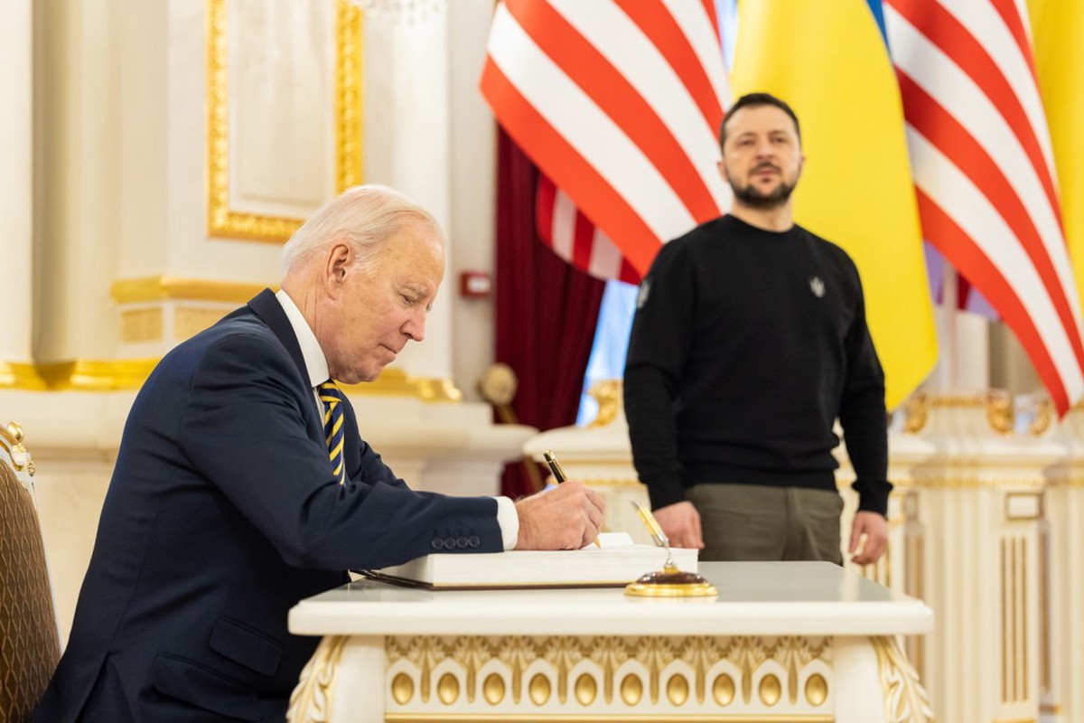Политолог Сезер: Киев ждёт разрешения Запада для начала переговоров с Москвой