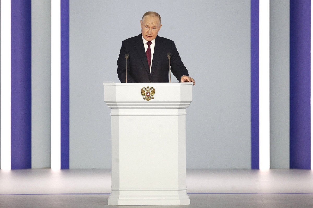 Путин: Наследники героев ВОВ стойко сражаются за правду во время спецоперации 