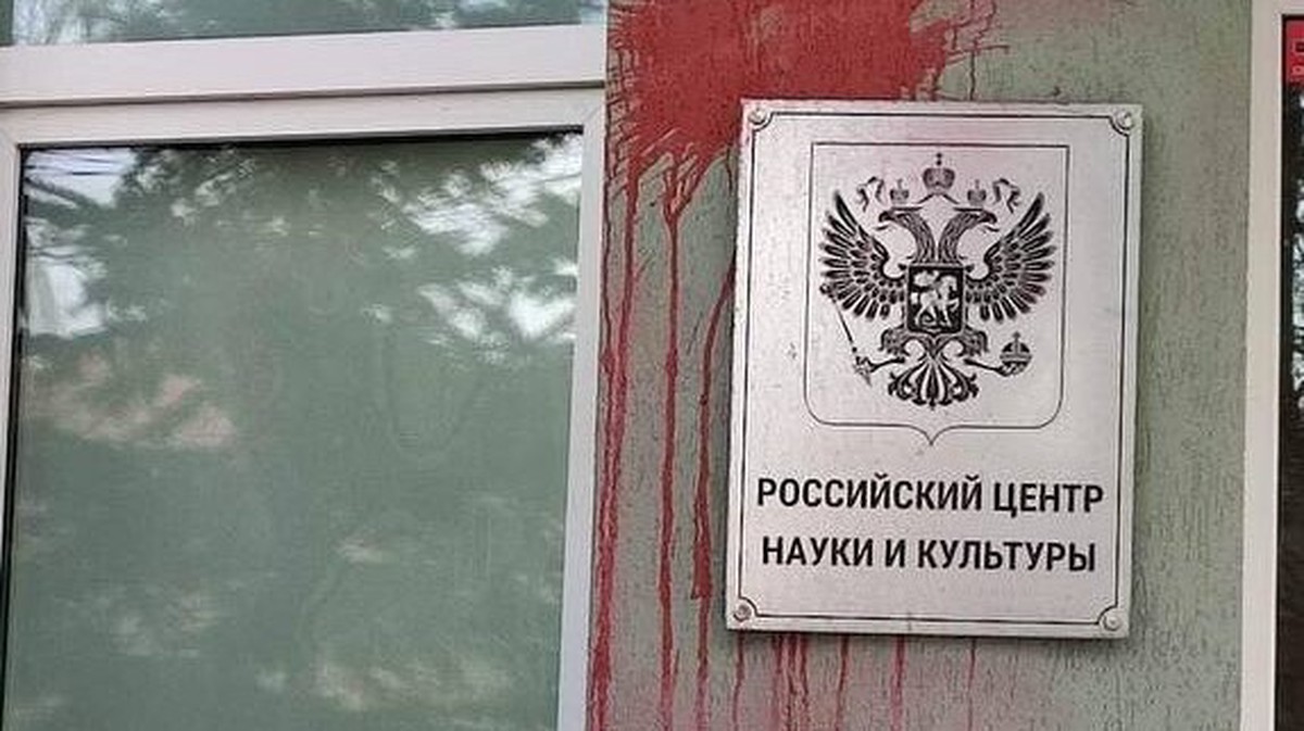 ТАСС: в Кишиневе неизвестные облили краской здание Россотрудничества