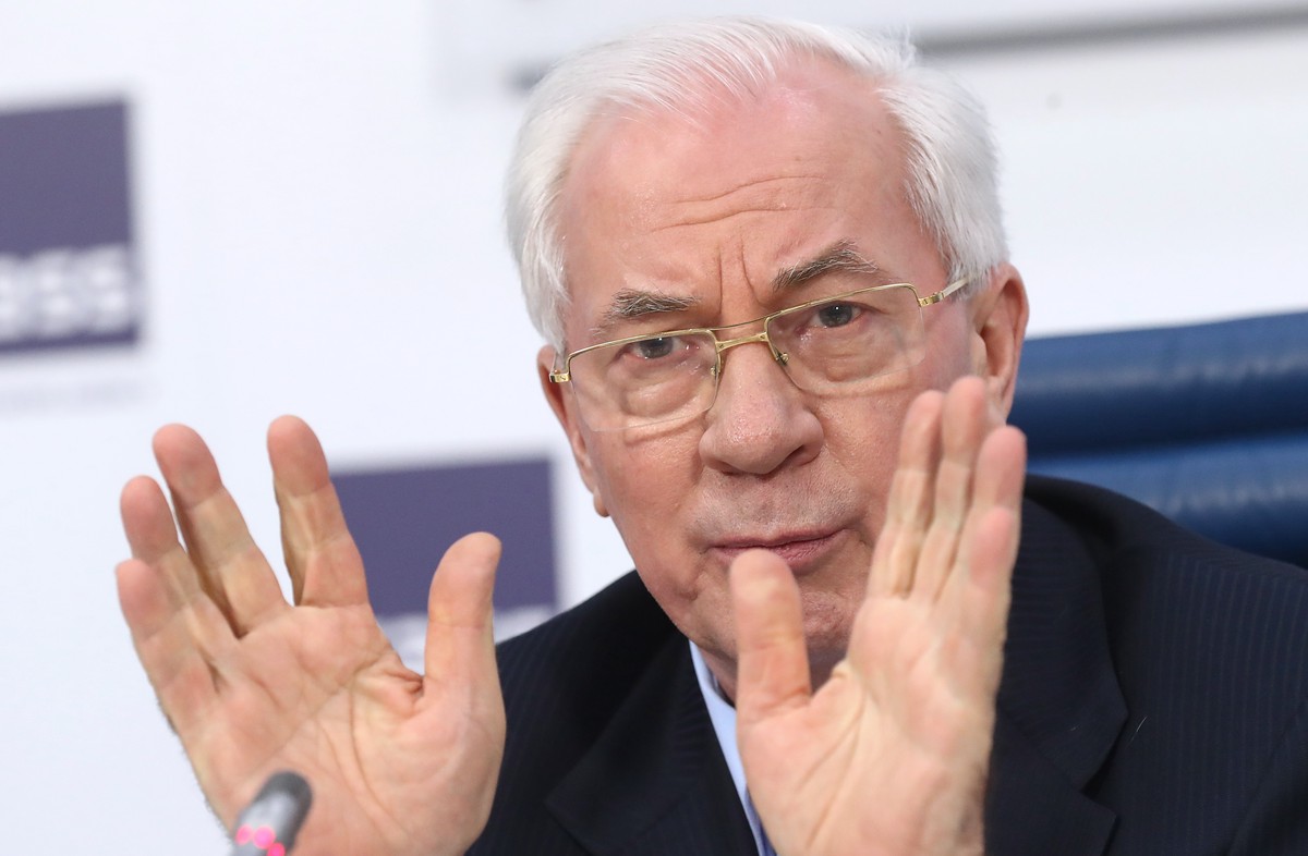 Экс-премьер Украины: Зеленский сохраняет власть только благодаря конфликту