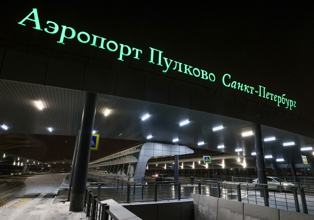 Аэропорт Пулково временно не принимает и не отправляет самолёты