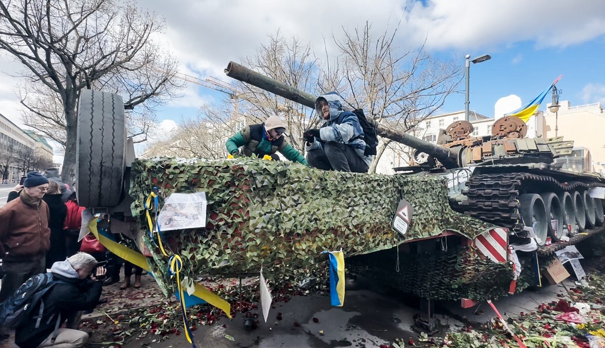Spiegel: установленный рядом с российским посольством в Берлине танк перевезут в Нидерланды