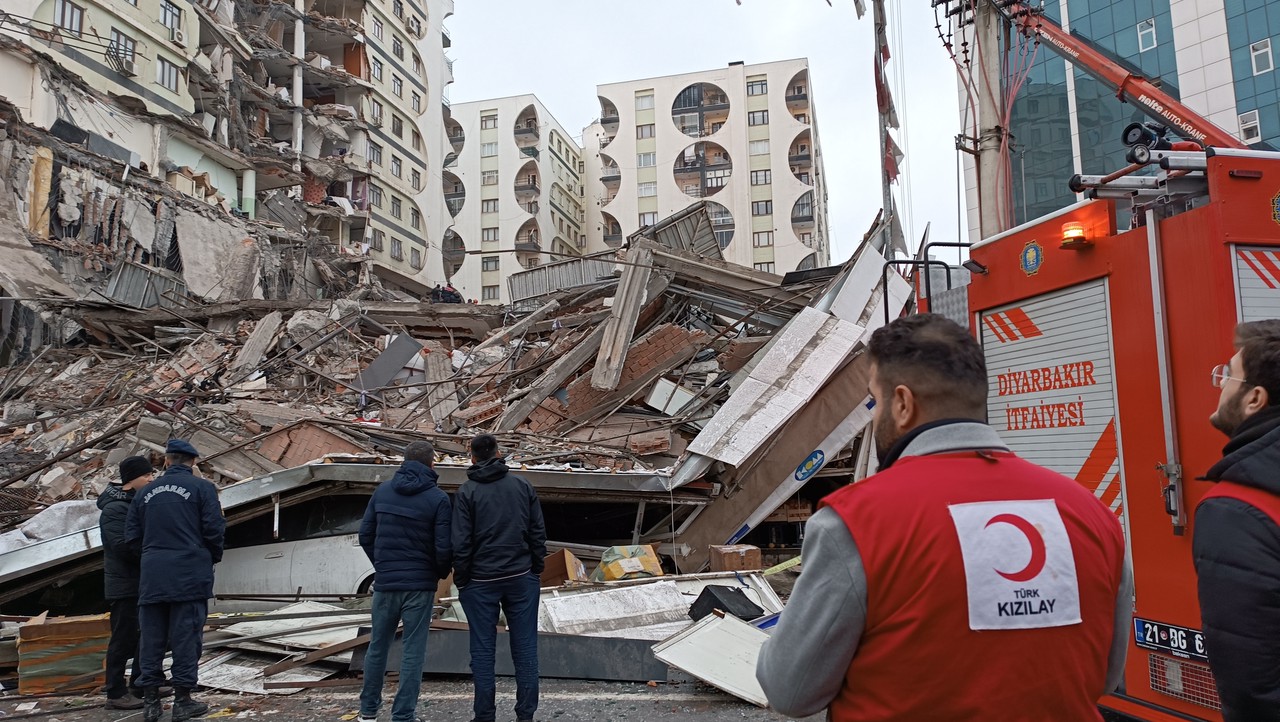 Более тысячи человек погибло после землетрясения в Турции