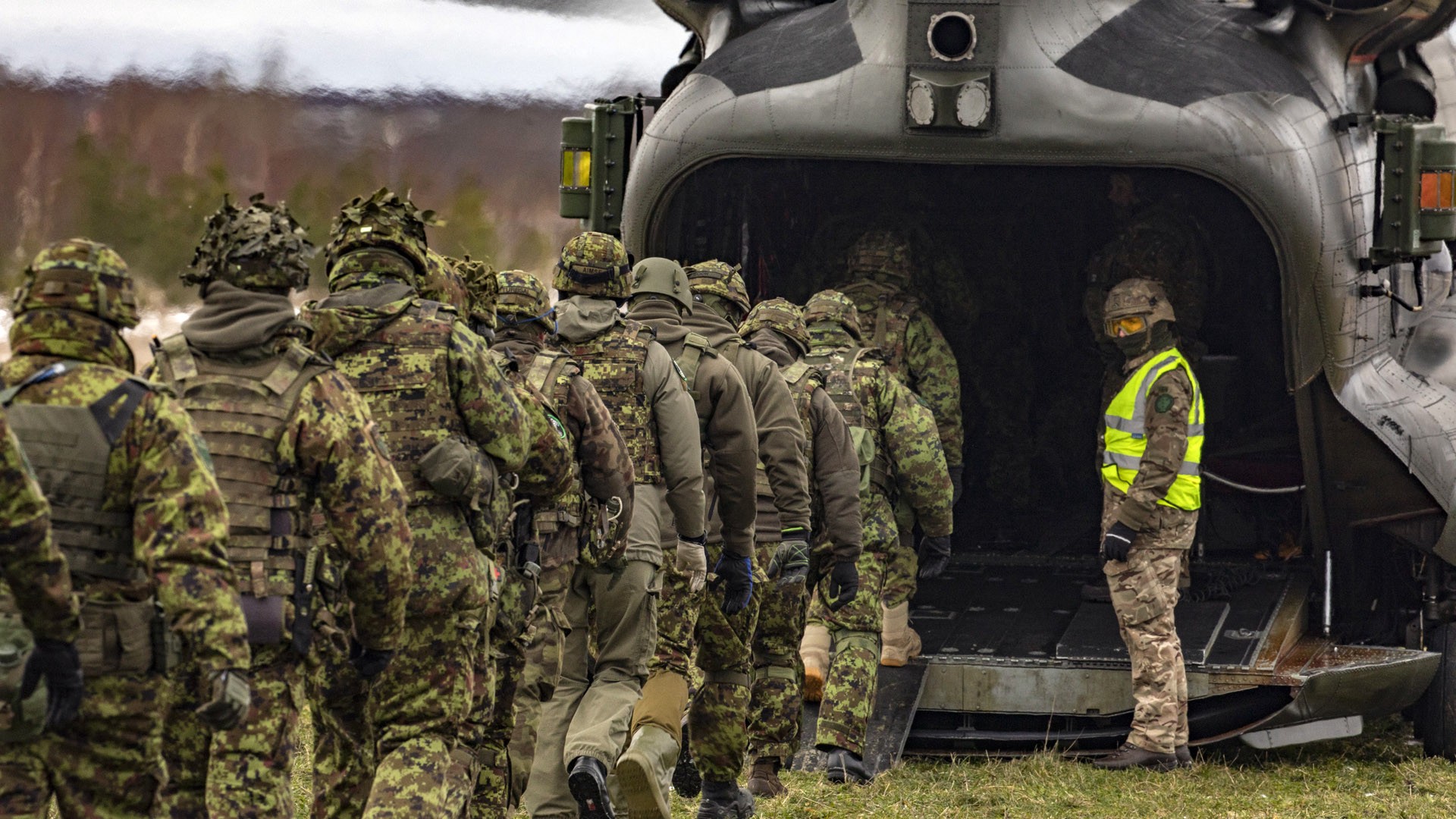 НАТО приняла план переброски ста тысяч солдат в Польшу при необходимости
