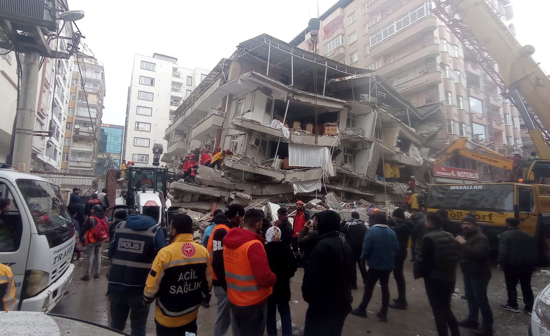 Число жертв землетрясений в Турции достигло 43 556 человек