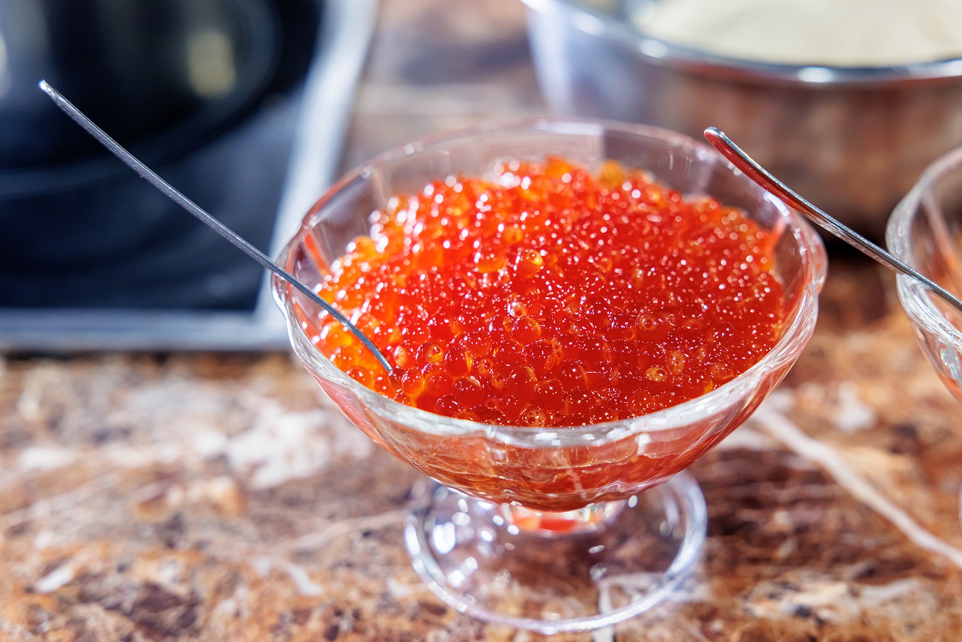 Названы цены на красную рыбу и икру на Новый год