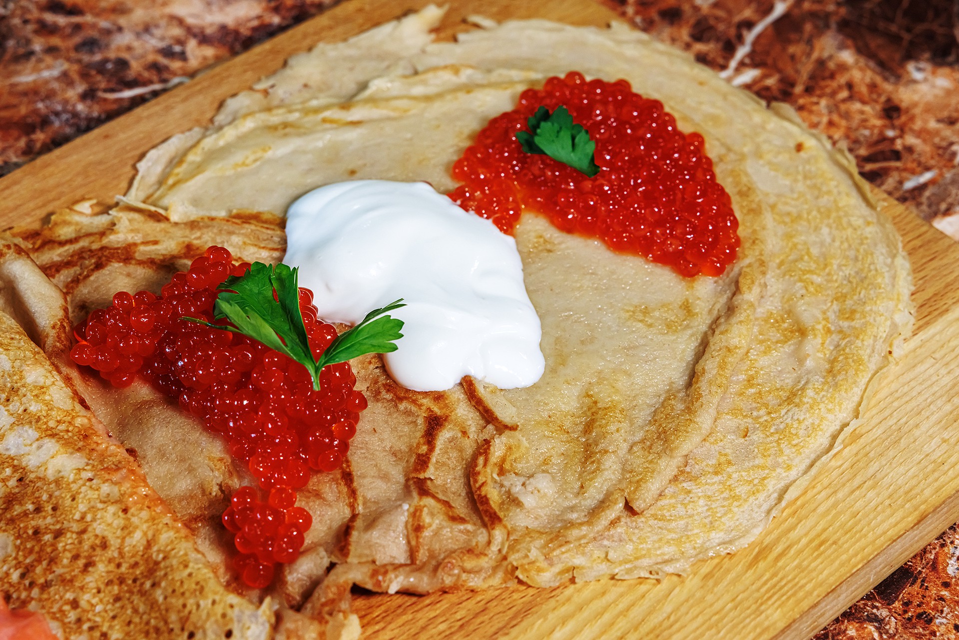 Диетолог рассказал, почему опасно есть больше двух ложек красной икры в день