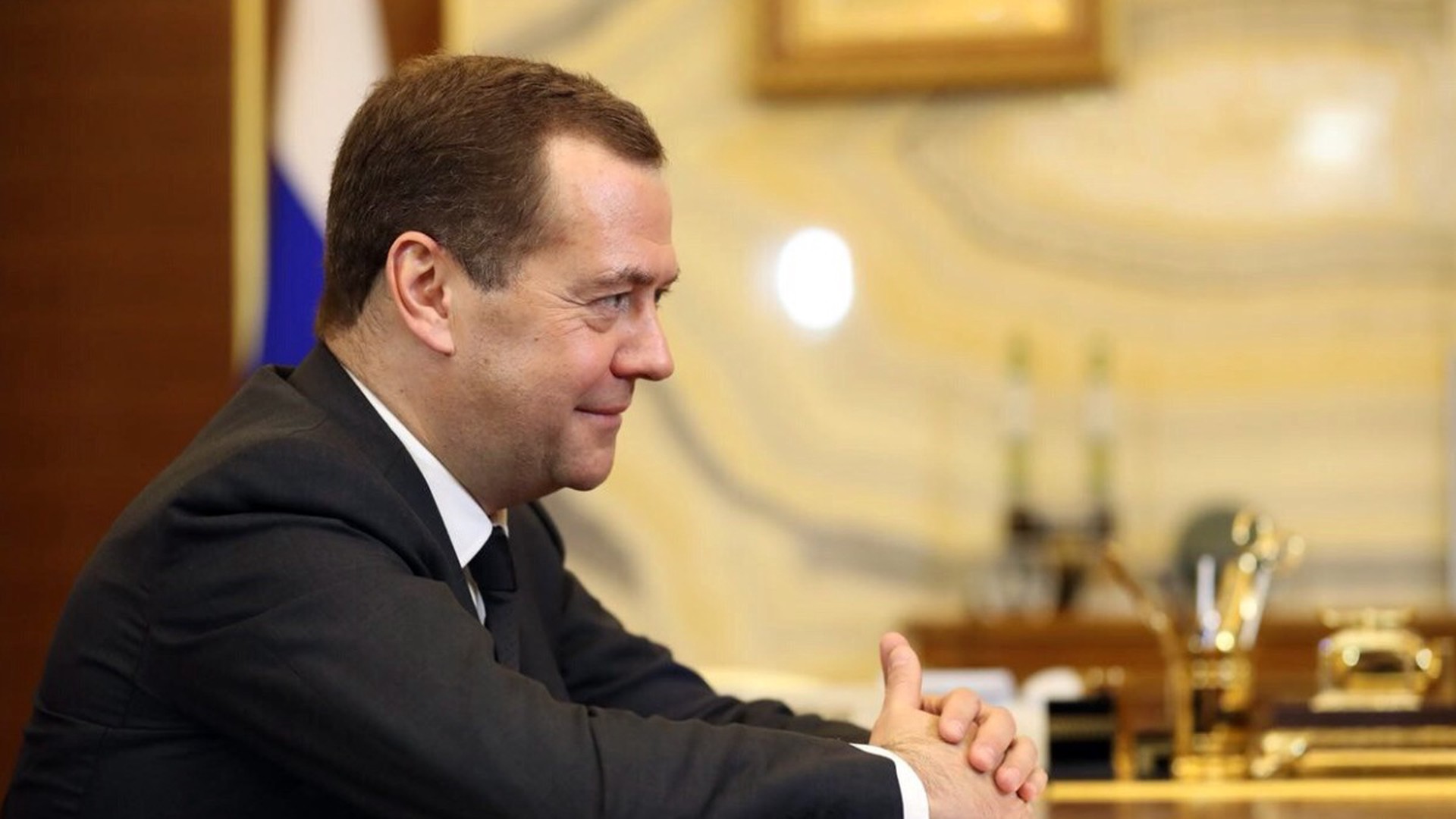 Медведев ответил на предположения бывшего генсека НАТО о введении войск на Украину 