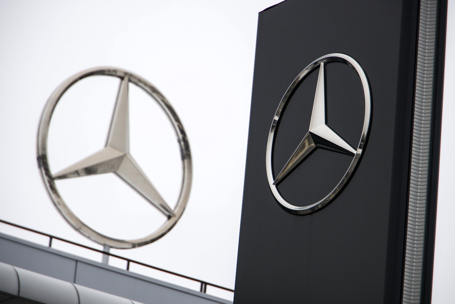УНИАН: Депутат от партии Зеленского купил два Mercedes G 400 по 266 долларов каждый