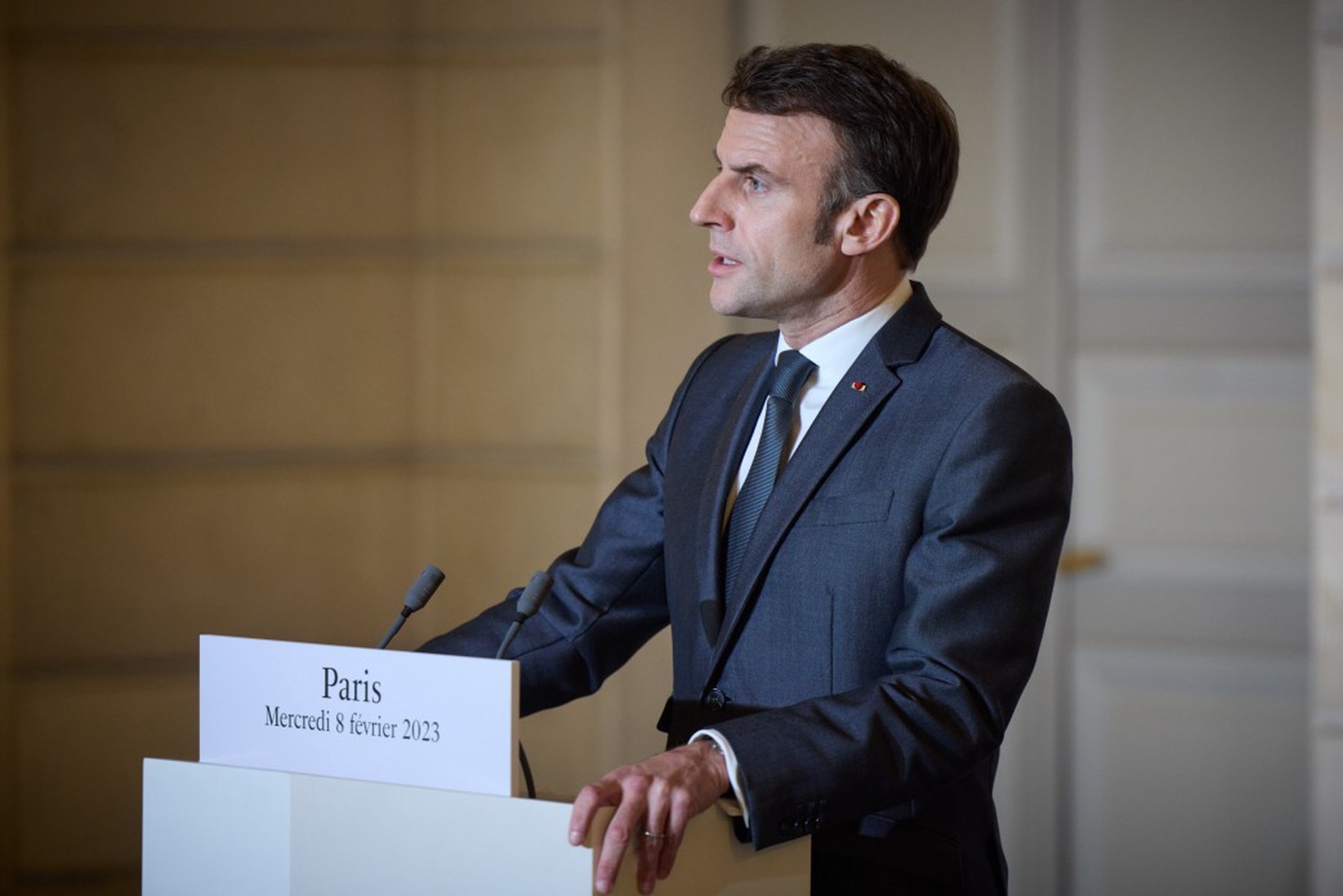 Крен Макрона: почему президент Франции теряет популярность внутри страны
