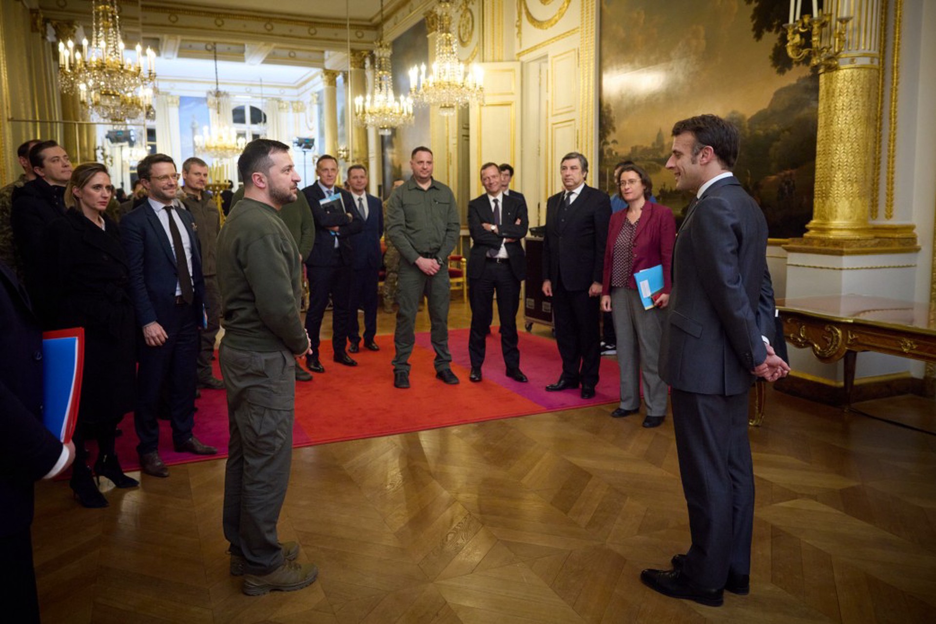 Подоляк: Зеленский готов обсуждать с Макроном отправку войск НАТО на Украину
