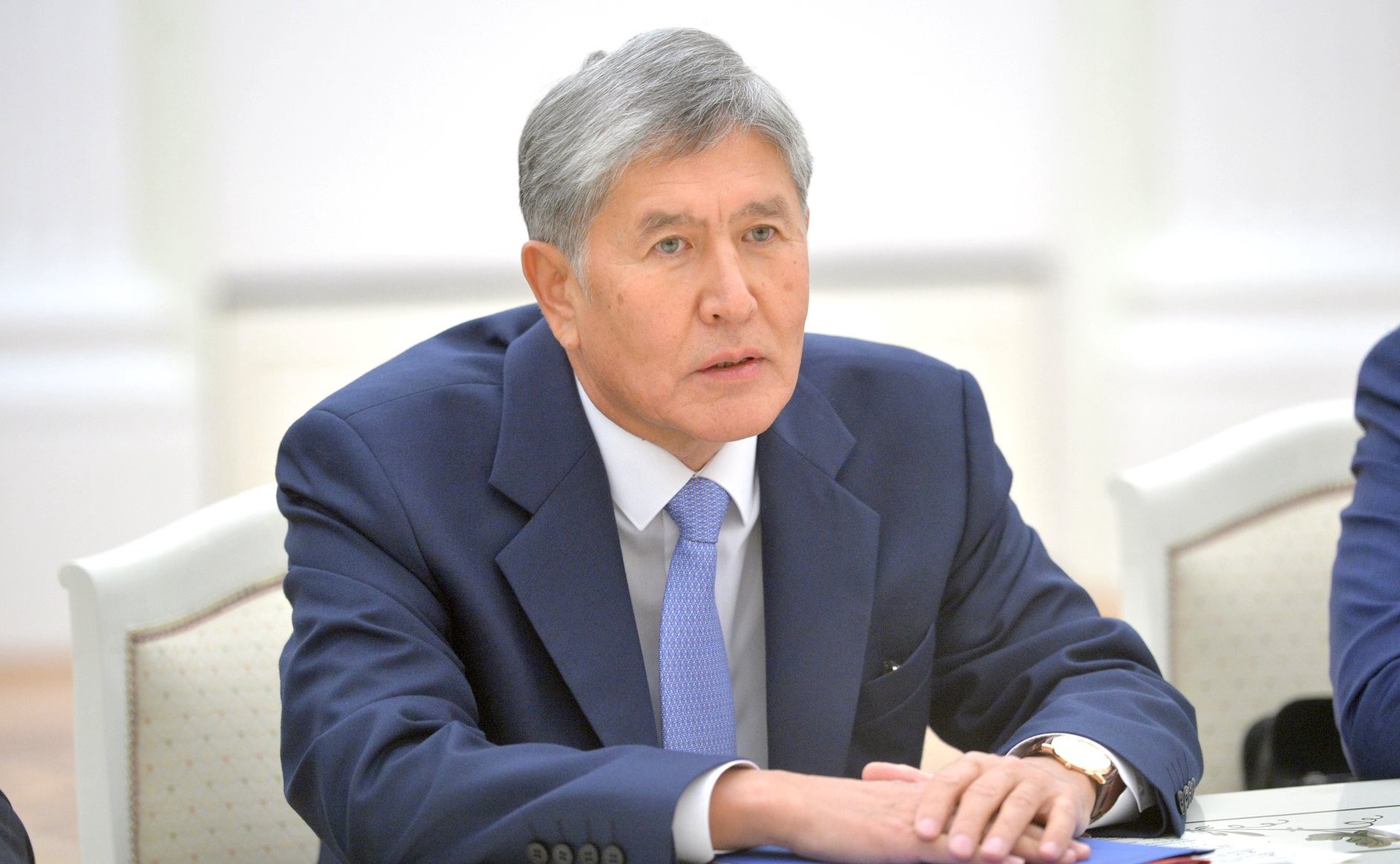 В Киргизии семью экс-президента Атамбаева принудительно выселяют из дома