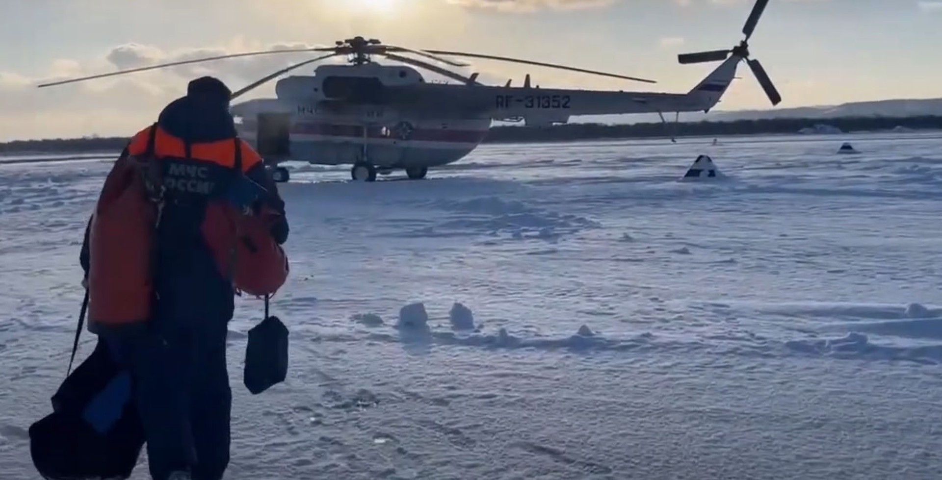 В МЧС России сообщили об аварийной посадке вертолёта Robinson на Сахалине