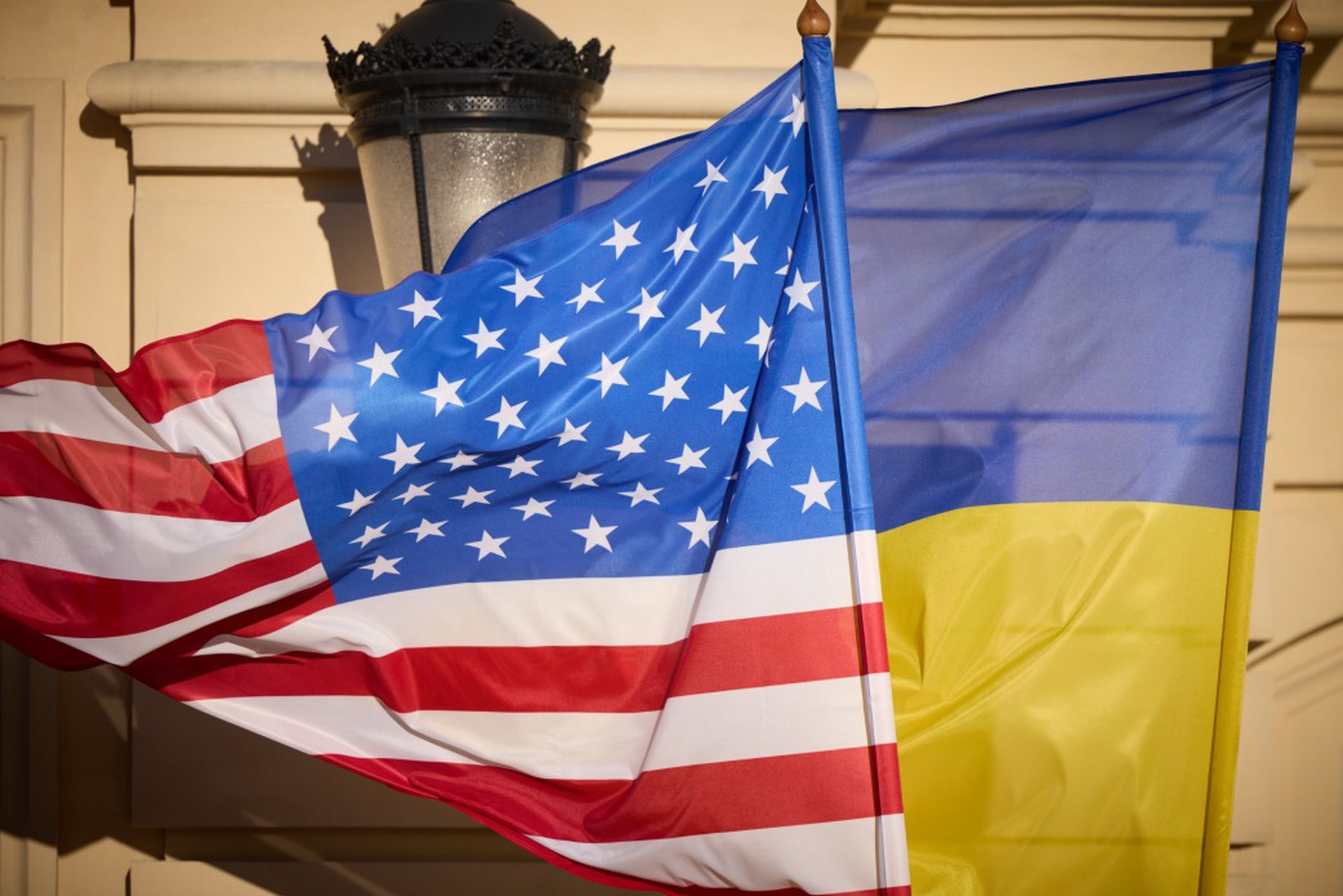 Риттер: США пытаются избавиться от проигравшей Украины