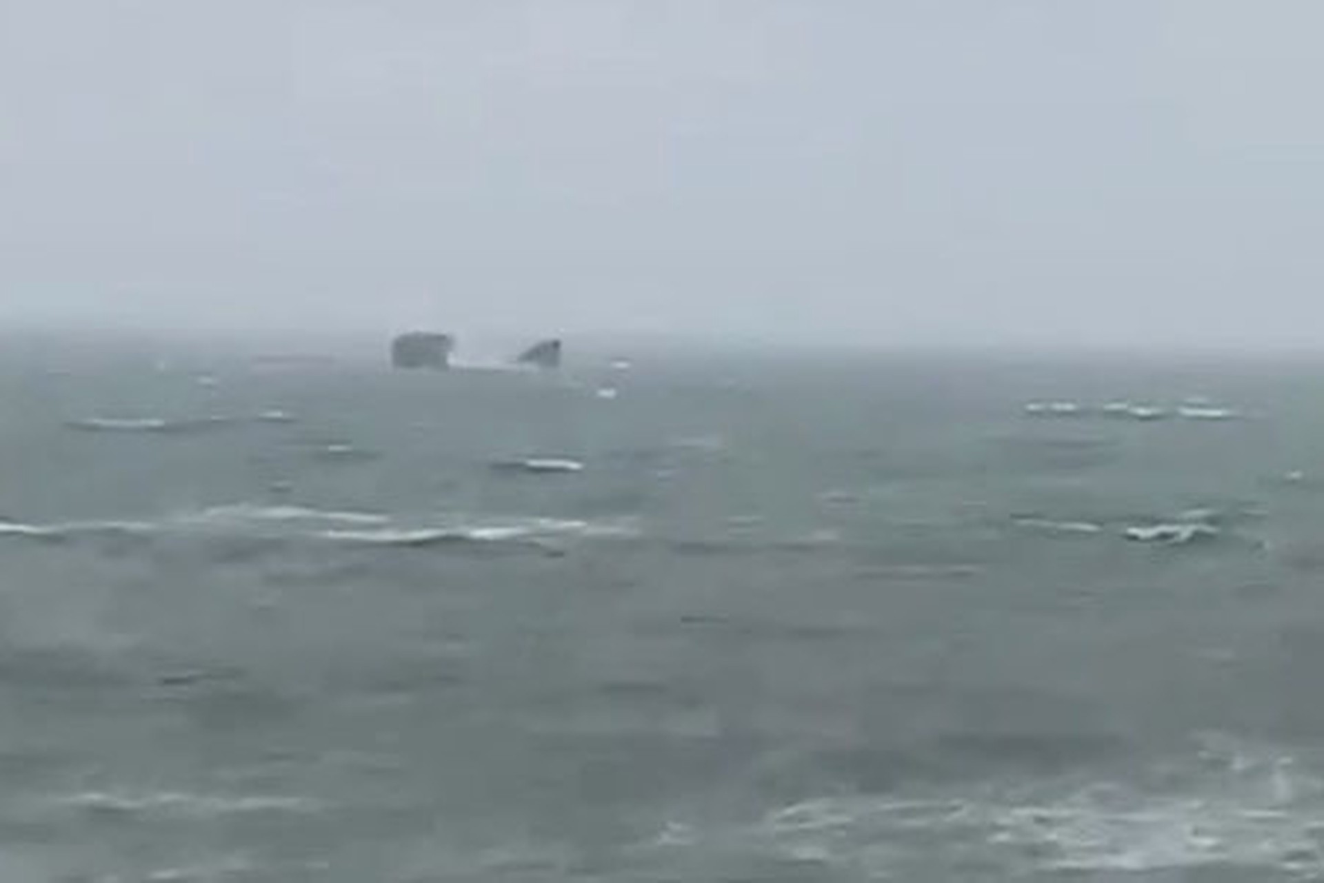 Сухогруз Seamark потерпел крушение из-за шторма рядом с портом Новороссийска