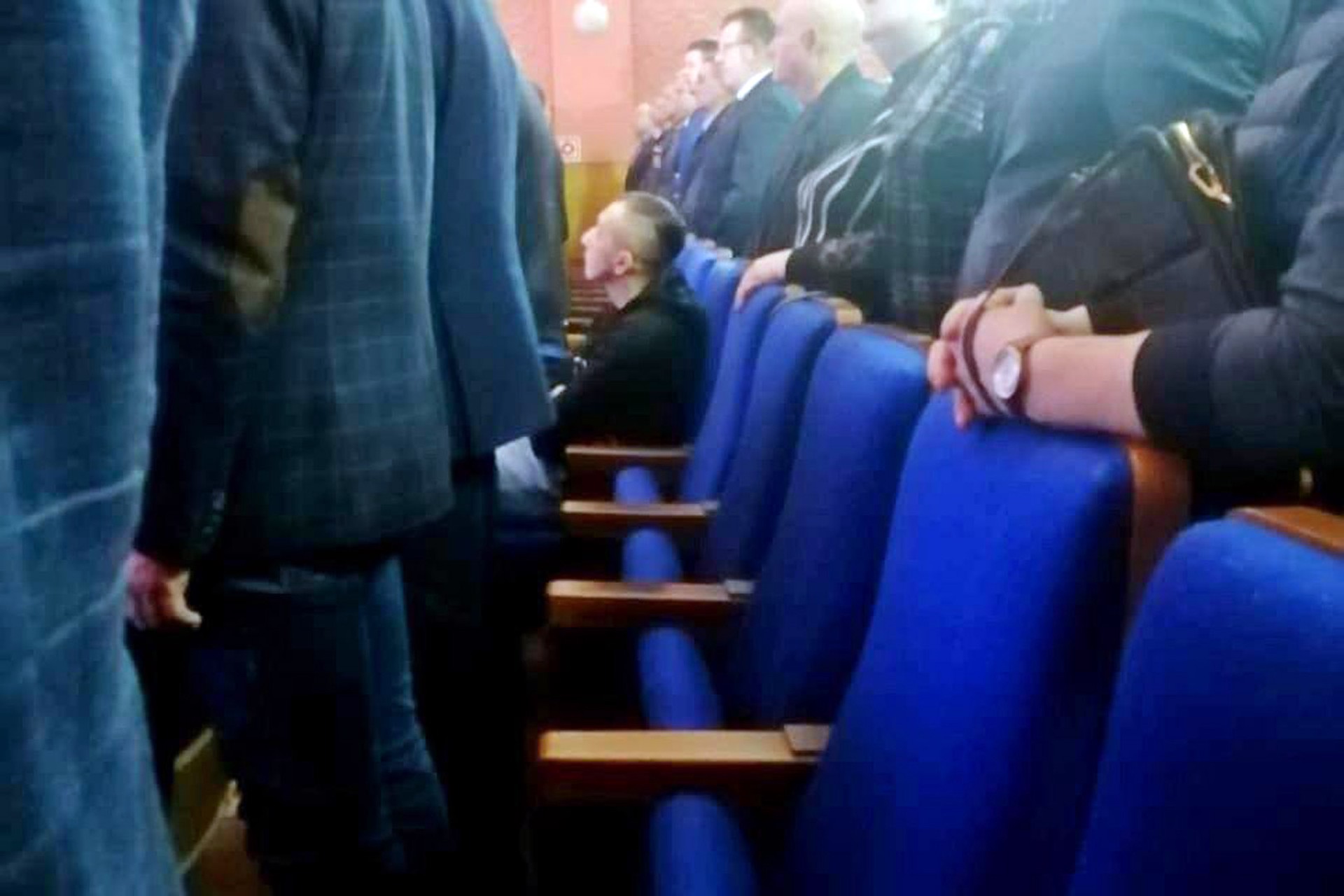 Калужский депутат от КПРФ слушал гимн сидя