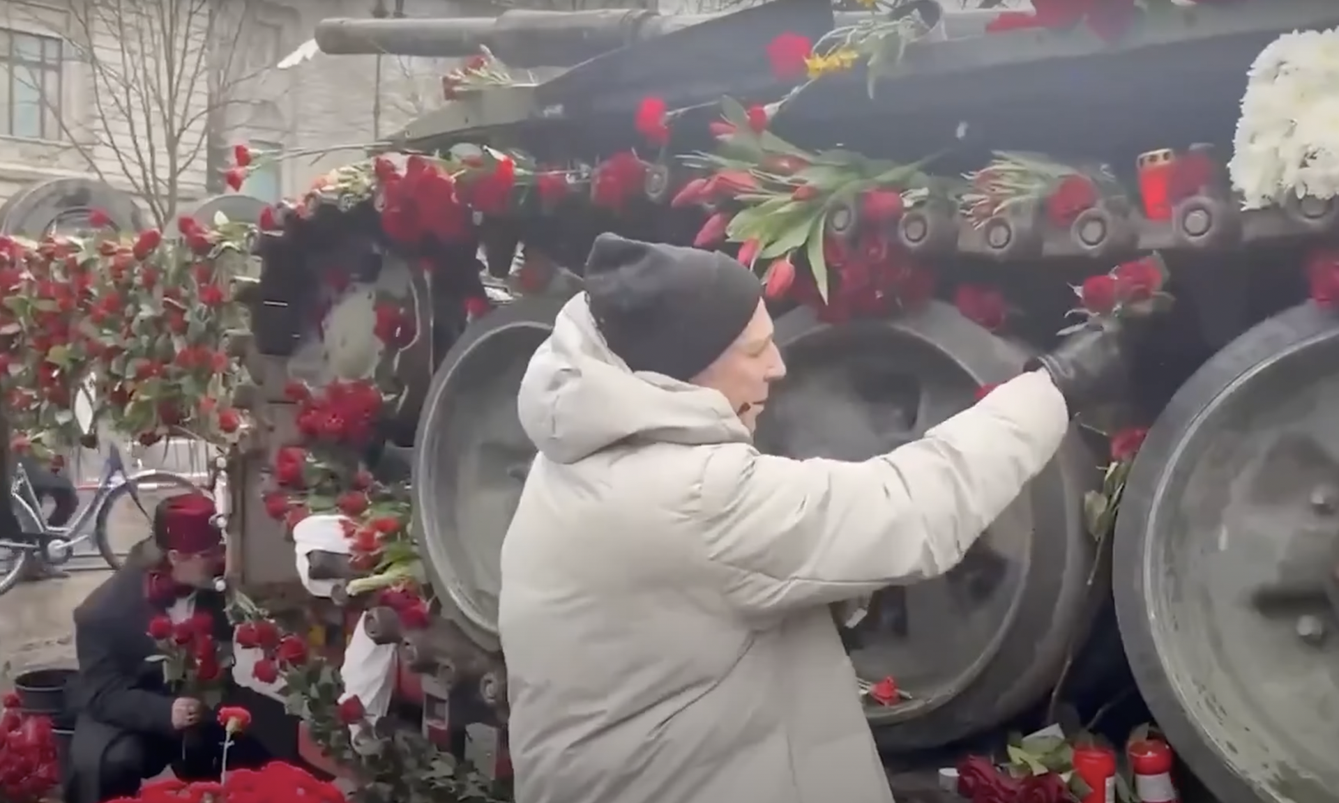 Участники акции в Берлине укрыли цветами танк перед российским посольством