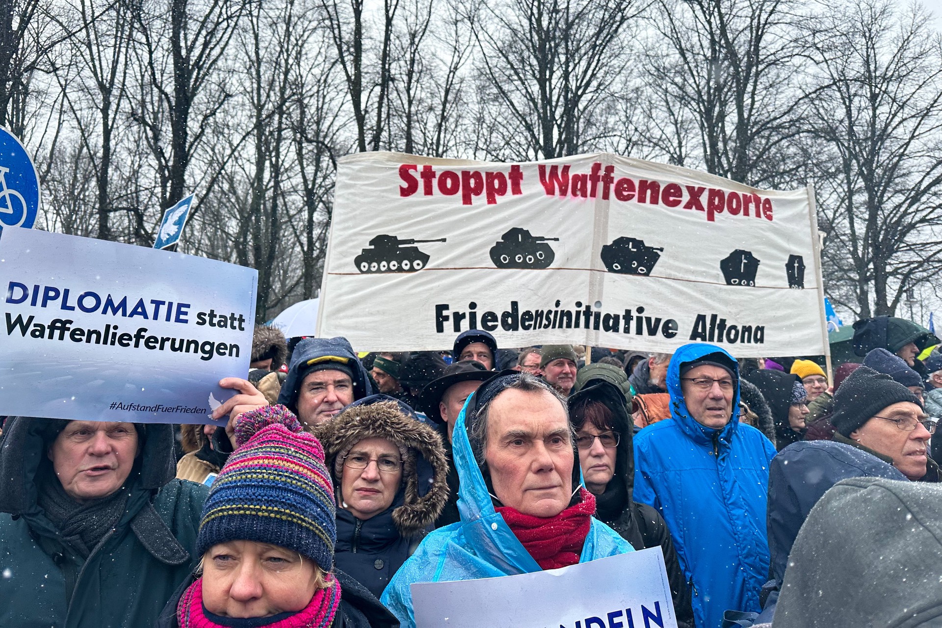 В Берлине тысячи людей вышли на улицы с требованием прекратить поставки оружия Киеву