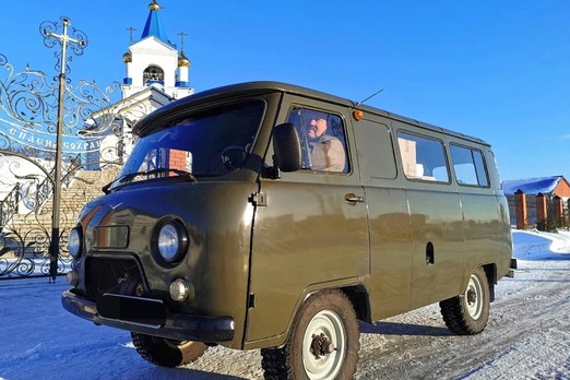 Сибиряк с инвалидностью, который не попал добровольцем на СВО, купил УАЗ для российских бойцов