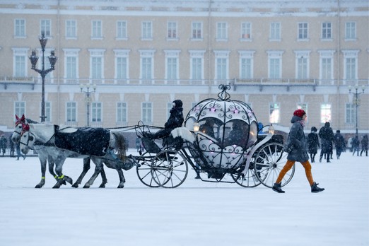 В Петербурге кареты с лошадьми перестали пускать на Дворцовую площадь