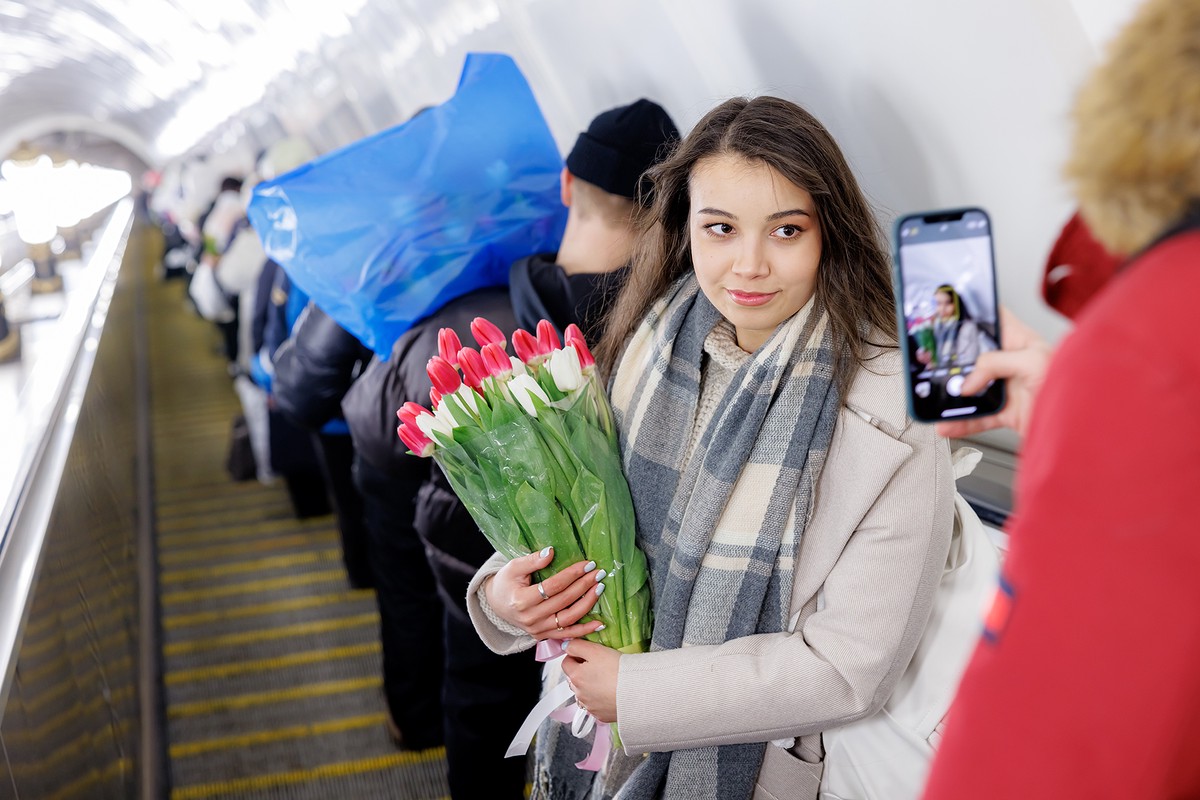Эксперт по деловому этикету рассказала, как удивить женскую часть коллектива на 8 Марта