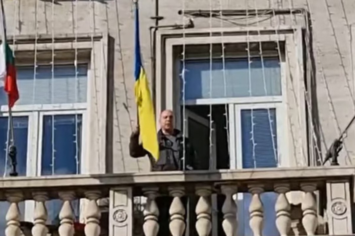 Болгарский политик Штефанов сорвал флаг Украины со здания мэрии Софии