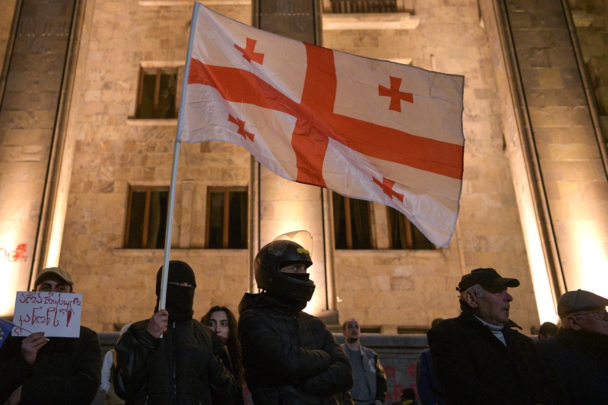 В Тбилиси протестующие пытаются прорвать кордон полиции перед парламентом