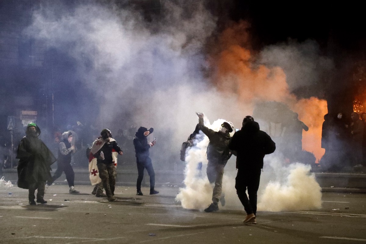 Спецназ в Тбилиси применил слезоточивый газ на митинге против закона об иноагентах